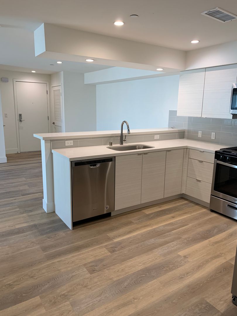 Los Angeles Apartment: 3945 Ingraham St