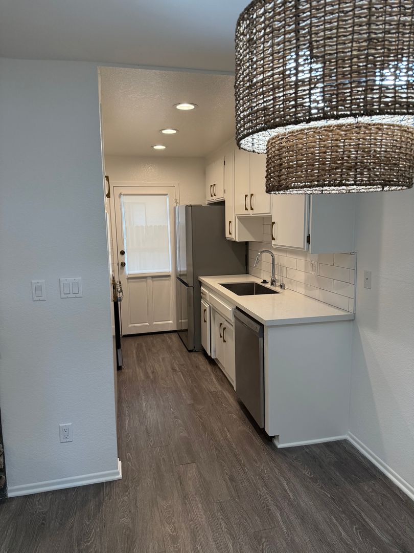 Los Angeles Apartment: 10651 Eastborne Ave