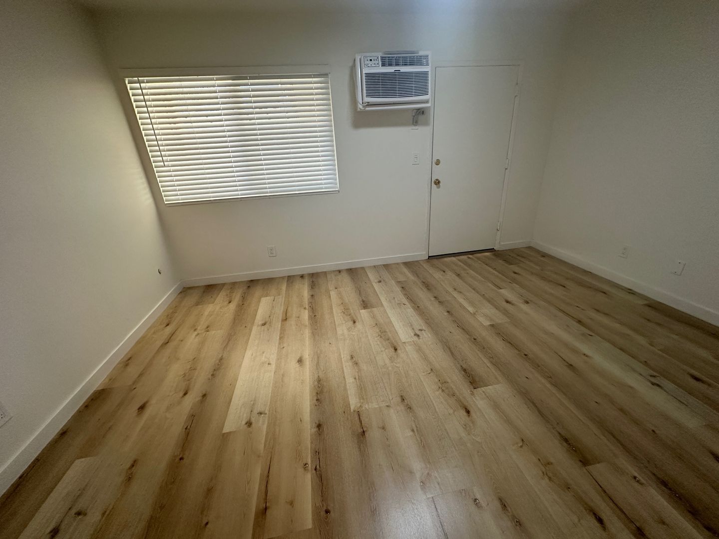 Valley Village Apartment: 5519 Laurel Canyon Blvd