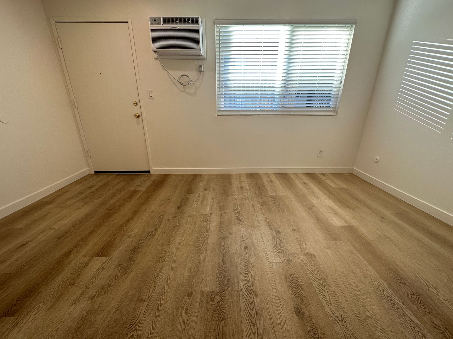 Valley Village Apartment: 5519 Laurel Canyon Blvd