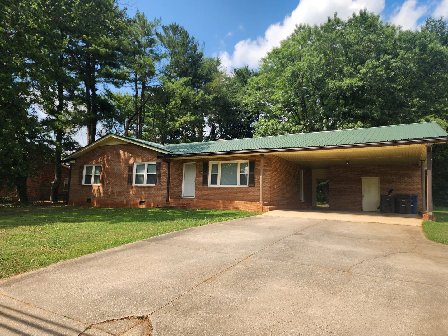 Statesville House: 1020 N Center St
