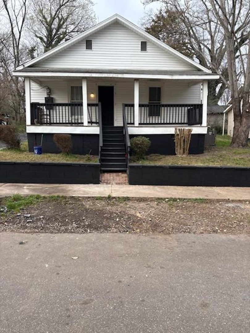 Statesville House: 221 E Bell St