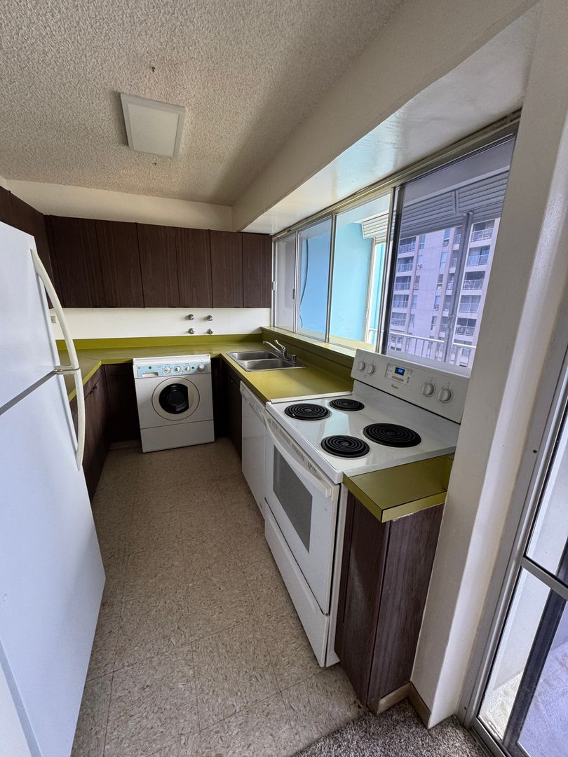Honolulu Condo: 439 Keoniana St #1103