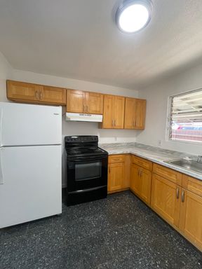 3 bedroom, 2 bath, 920 sq/ft, 1 parking