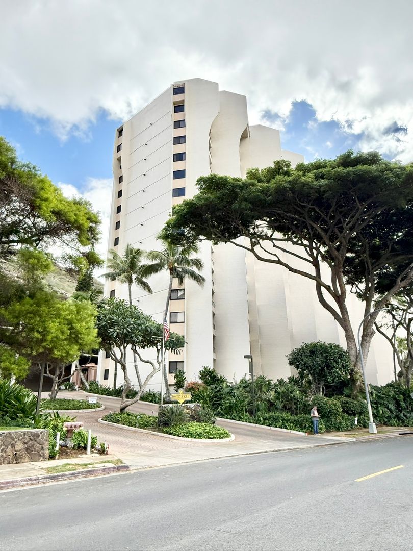 Honolulu Condo: 555 Hahaione Street 3B