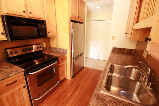 Updated 2 Bedroom Condo in UTC La Jolla Colony – photo 1