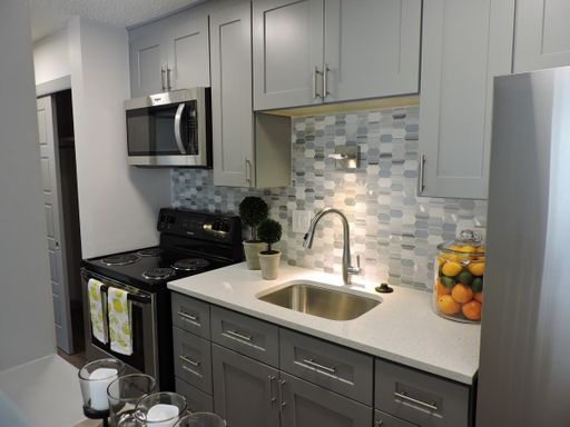 Two Months Free | 2-Bedroom Corner Unit | Natural Lighting & Fully Renovated! – photo 1