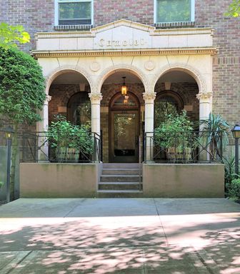 Large and Charming 1-Bedroom/1-Bathroom Right Across from Woodland Park! – photo 1