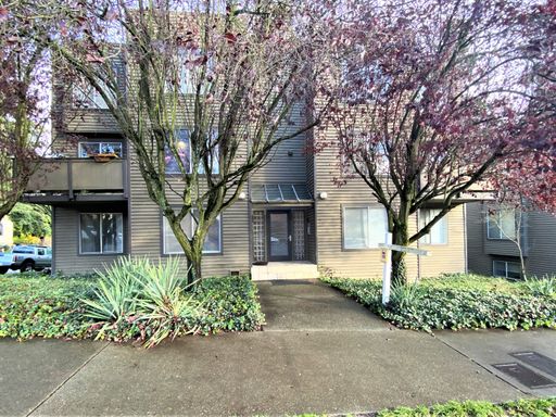 Top Floor 1-Bedroom Apartment in Wallingford! Amazing Location and Private Balcony! – photo 1