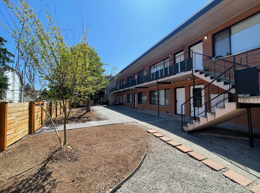 Pet friendly, 1 bed, 1 bath, top floor, corner apartment – photo 1