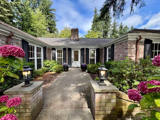 Beautiful 4 Bedroom Home in Mercer Island
