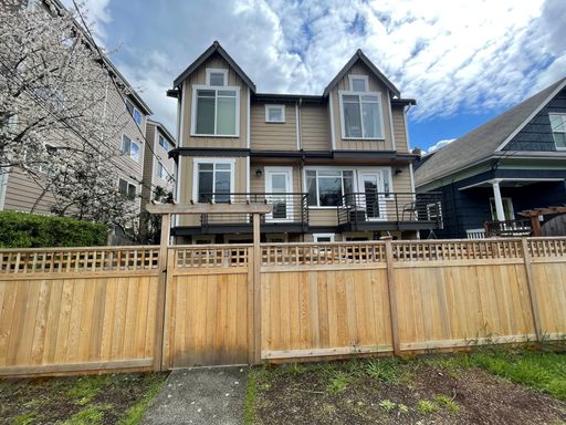 Nicely updated townhouse – photo 1