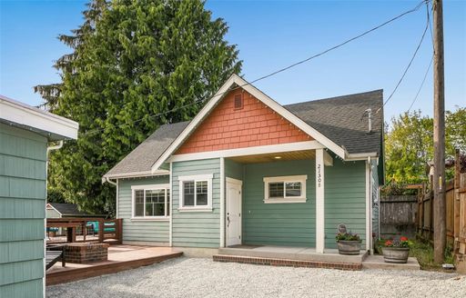 Gorgeous Dethatched Two Bedroom Home with a Very Large Driveway! – photo 1