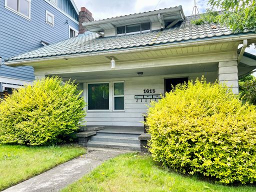 Large Sunlit 3 Bedroom Mother-In Law with Beautiful Hardwood Floors! Central District! – photo 1