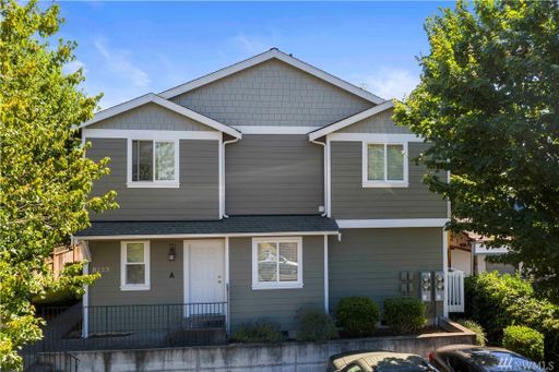 Spacious Renovated Two Bedroom Townhouse in Tacoma near JBLM – photo 1