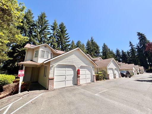Spacious 2-Bedroom, 1.5 Bath Available in Mountlake Terrace! **Attached 1-Car Garage and In-Unit Laundry!**