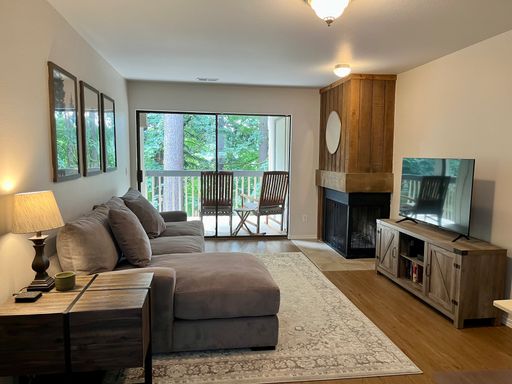 1 Bedroom Condo in Bellevue – photo 1