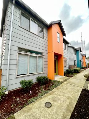 Contemporary Townhouse! – photo 1