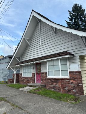 Adorable stand alone Ballard 2 Bed/1 Bth home with off-street parking spaces! – photo 1