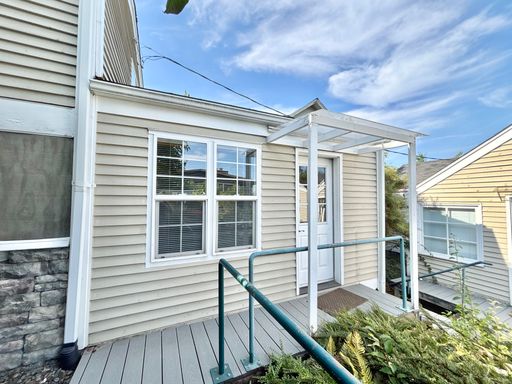 Spacious Duplex Studio **One Car Garage & AC In Unit** – photo 1
