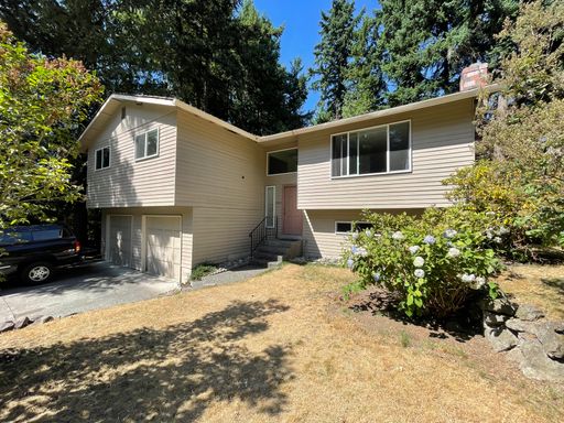 Pet friendly, 5 Bed, 3 Bath, Picnic Point Split level – photo 1
