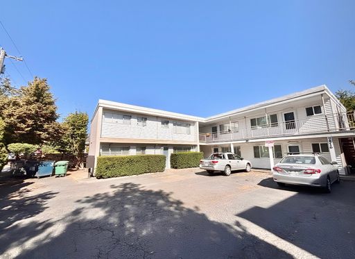 Top Floor 1-Bed/1-Bath in Roosevelt! **Heat and Off-Street Parking Included!** – photo 1