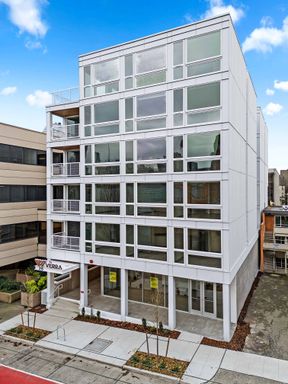 Stunning 1-Bedroom in Quaint Queen Anne! **Bright Unit and Pet Friendly** – photo 1