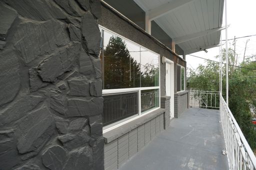 Top Floor Two Bedroom Apartment in Renton Near Boeing – photo 1