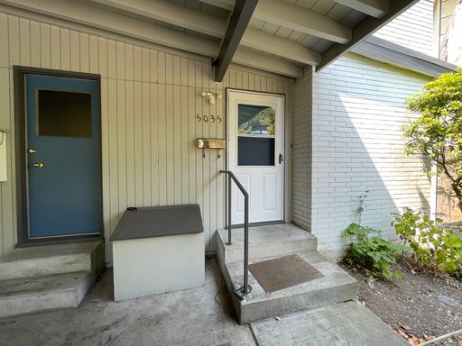 Spacious 2 bed 1 bath with parking and patio area – photo 1