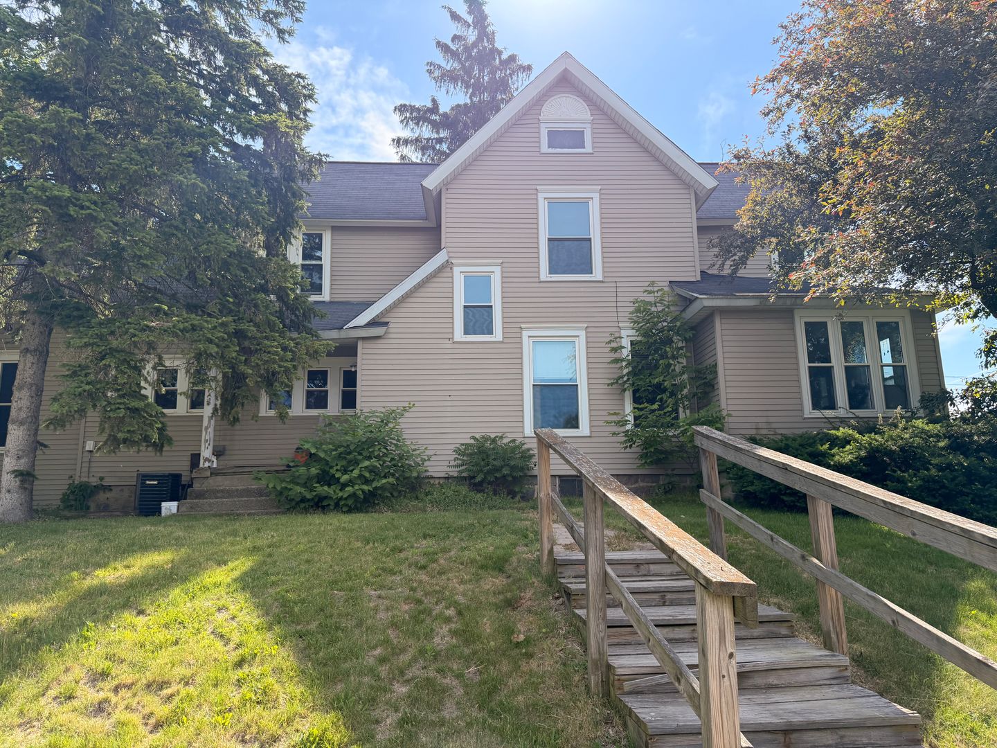 Grand Rapids Apartment: 2425 4 Mile Rd NW