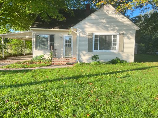 Adorable home in Ada!