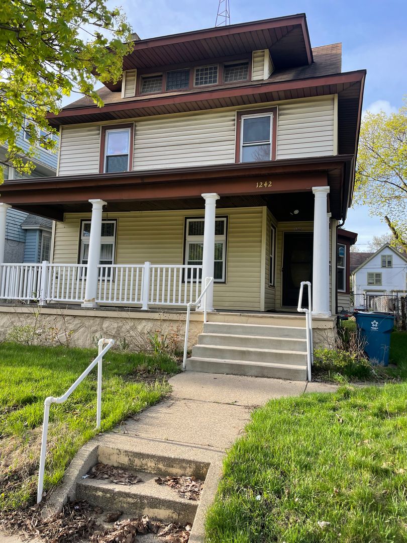 Grand Rapids House: 1242 Wealthy St. SE