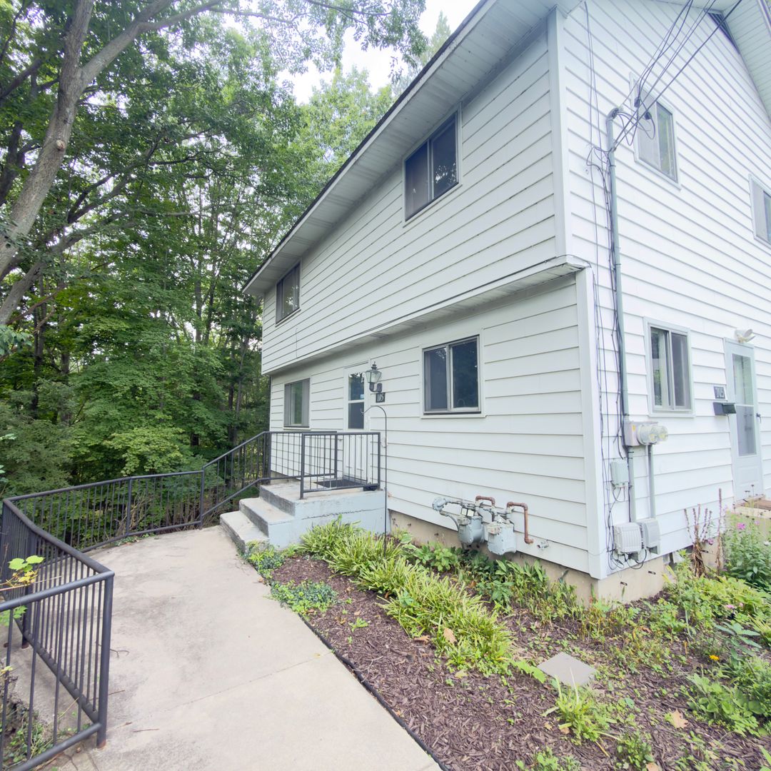 Rockford Apartment: 105 W Bridge St.
