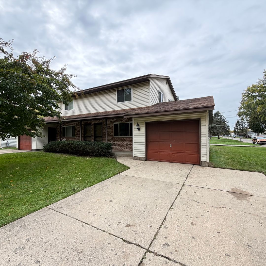 Grand Rapids Apartment: 7421-7431 Regal SE