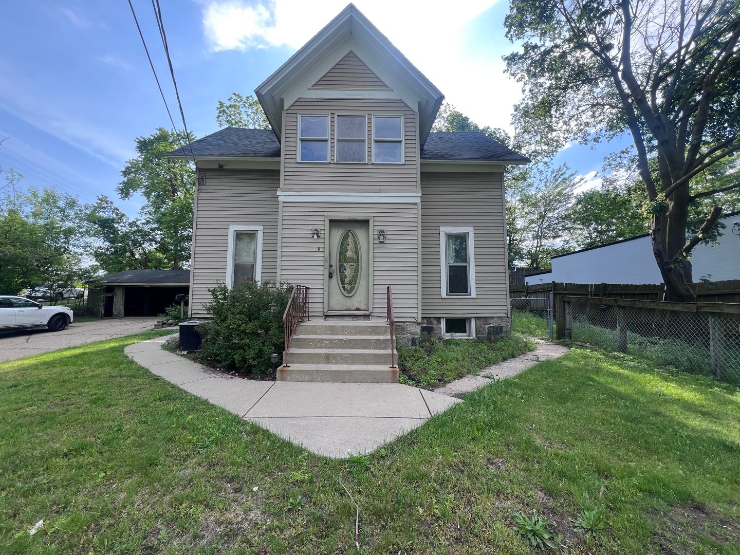 Grand Rapids Apartment: 512 Grand Ave NE