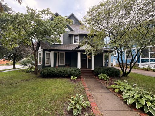 Remodeled upper unit in East Town – photo 1