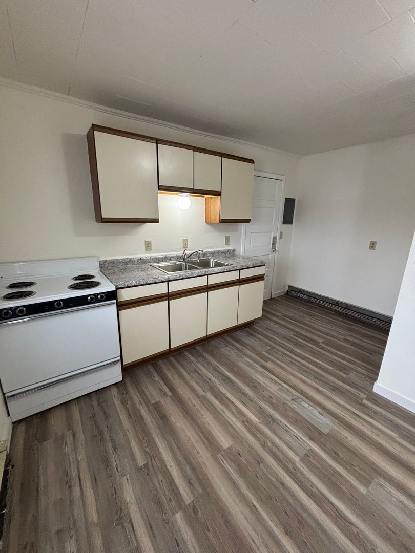 Elroy Apartment: 205 Nassau Street