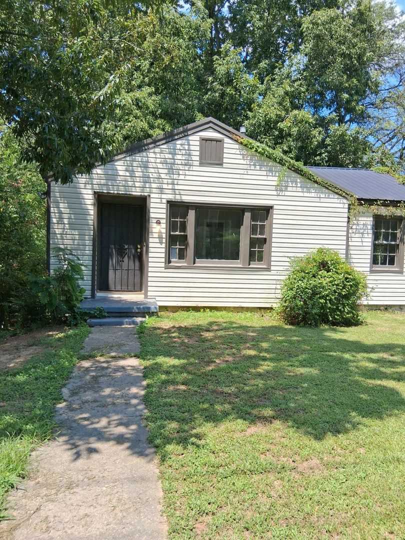 Anniston House: 1537 Bacon Ave.