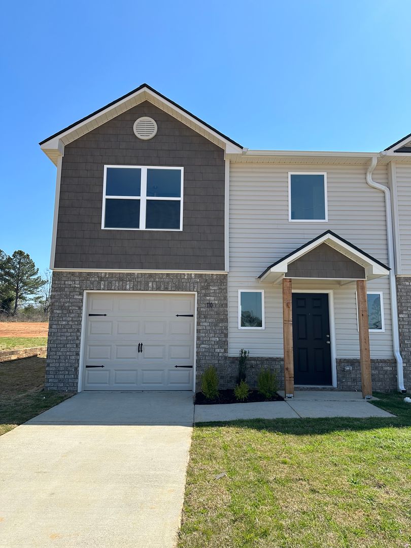 Lincoln Townhome: 110 Marina Dr.