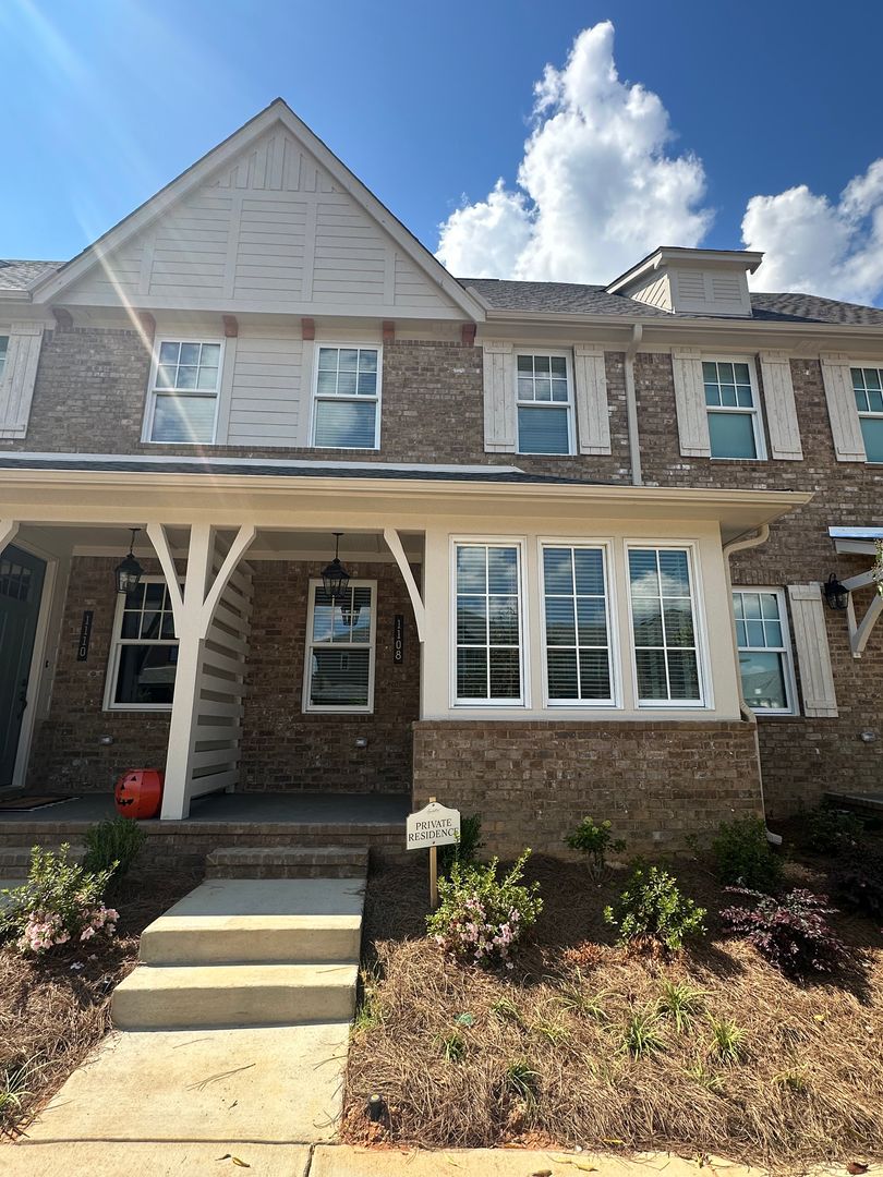 Hoover House: 1108 Windsor Square