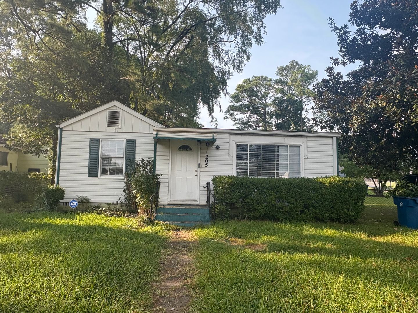 Midfield House: 205 Pinewood Ave