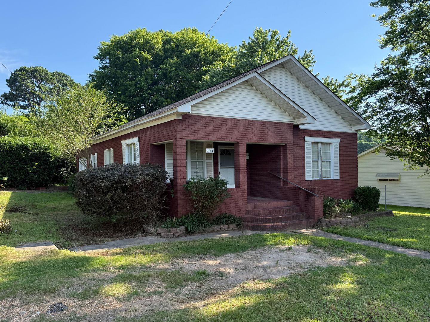 Benton House: 704 E North St.