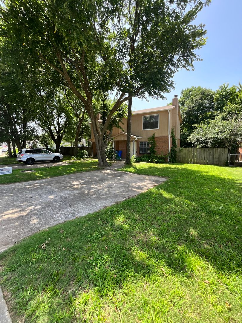 Fayetteville House: 1511 N Bernice Drive