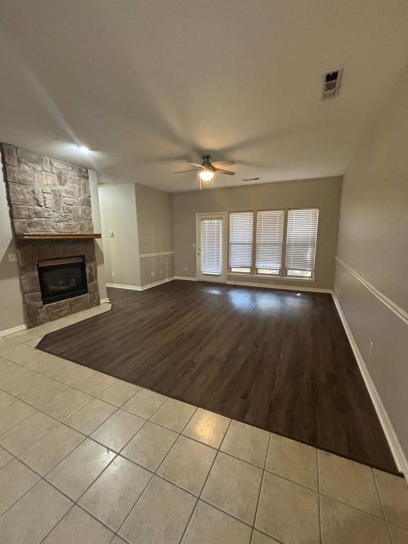 Bella Vista Apartment: 1 Watkins Way