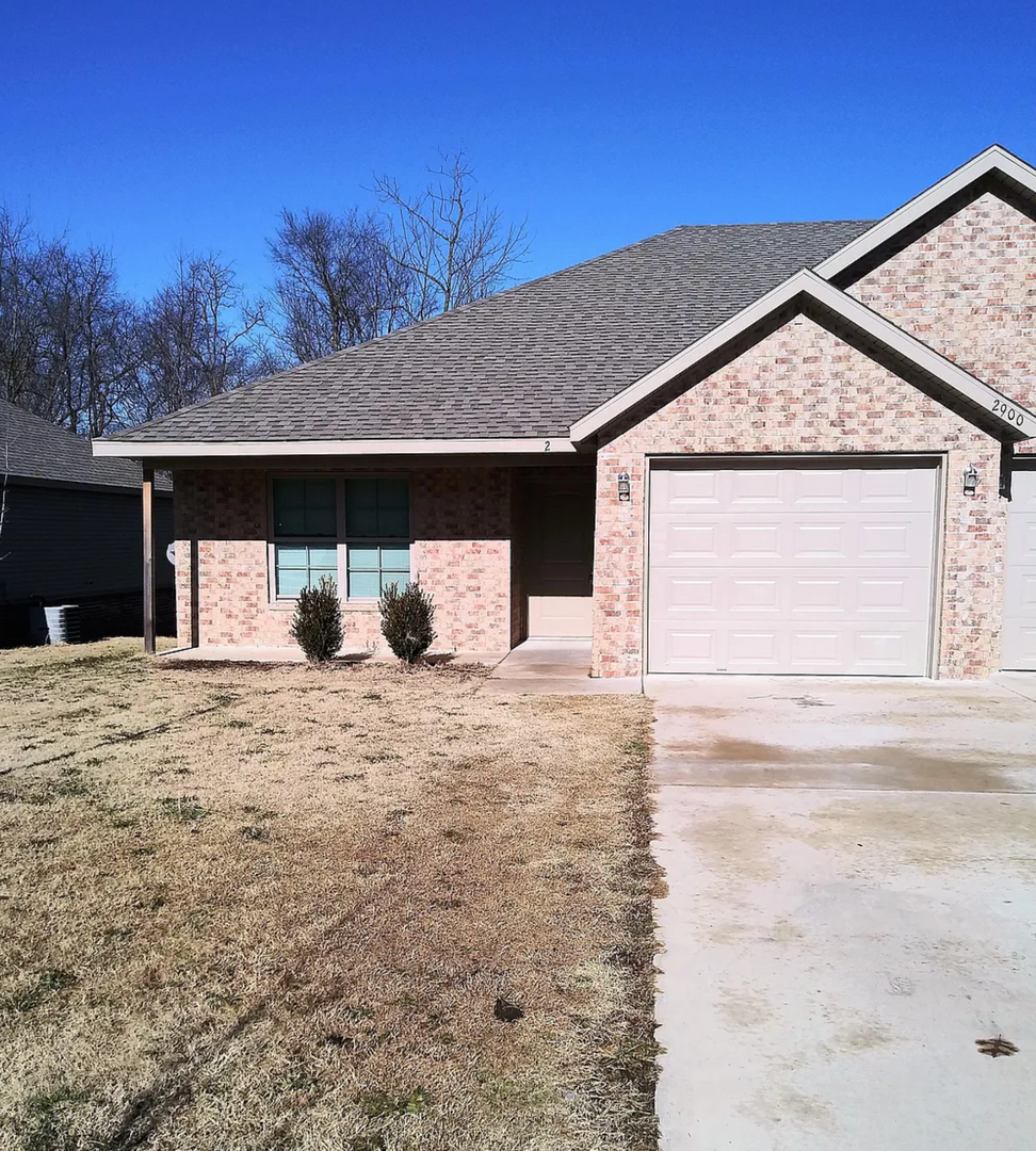 Bentonville House: 2900 SW Amberwood Ave