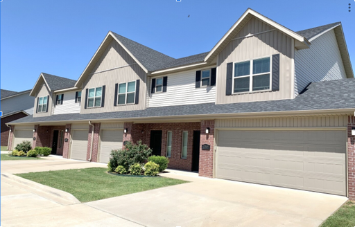 3 Bedroom Townhome for Rent in Rogers! Save on upfront costs! – photo 1