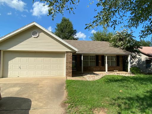 Three Bedroom Home -2.5 Miles from the University of Arkansas! Call today! PROMOTION $500 OFF FIRST MONTH! – photo 1