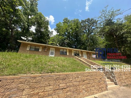 2 Bed 1 Bath Duplex!