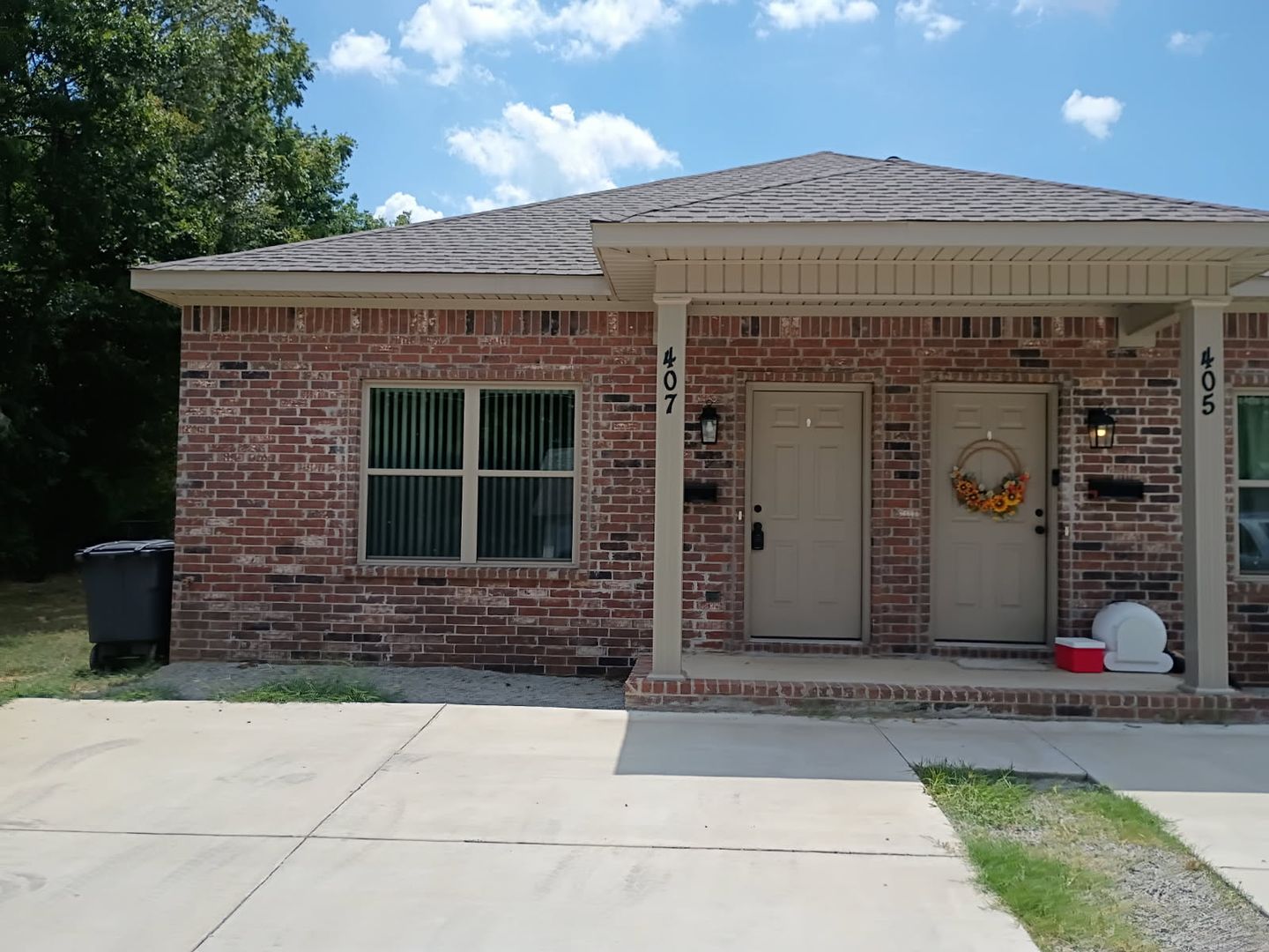 Searcy House: 407 E Academy Ave