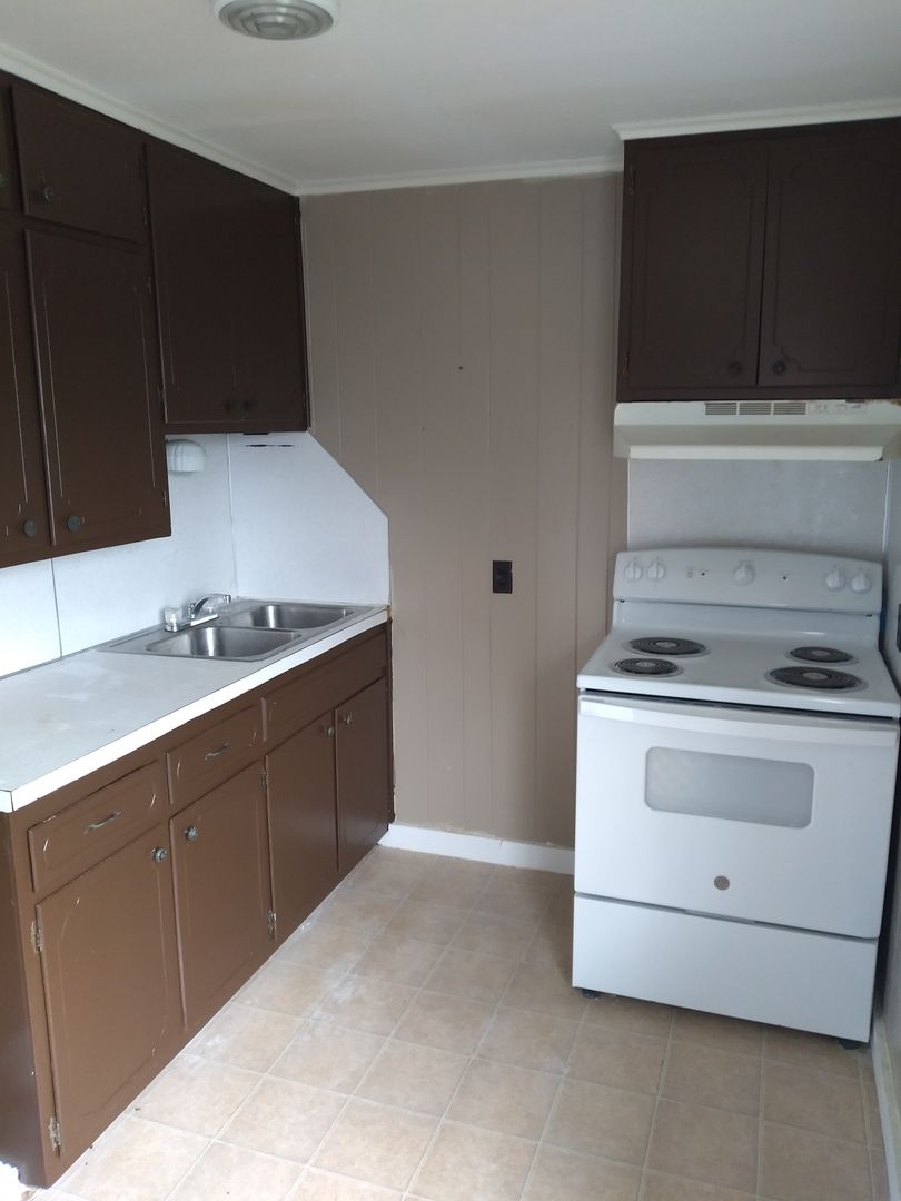 Searcy Apartment: 1102 W Booth Rd.